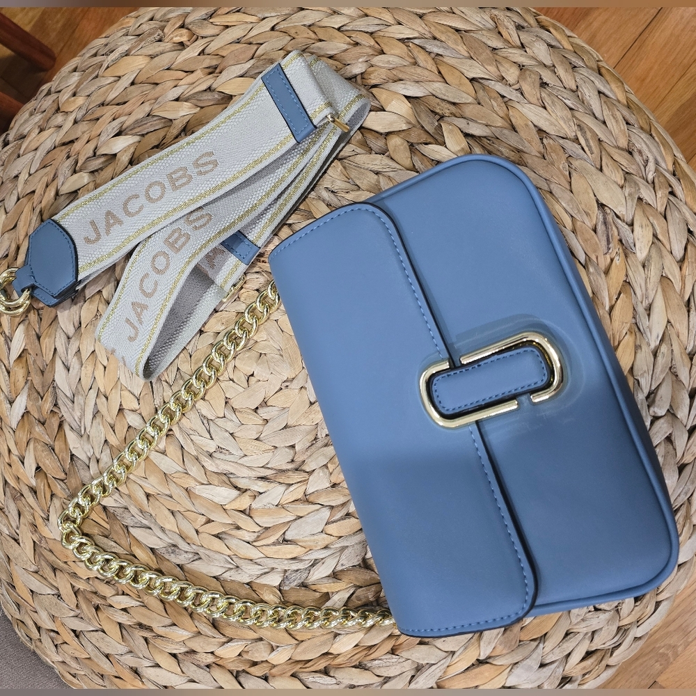Brand New Marc Jacobs Messenger Bag – Stylish and Functional